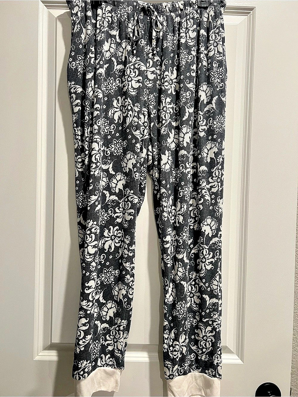 Honeyme Curvy Floral Knit Joggers in Gray & Cream Like New